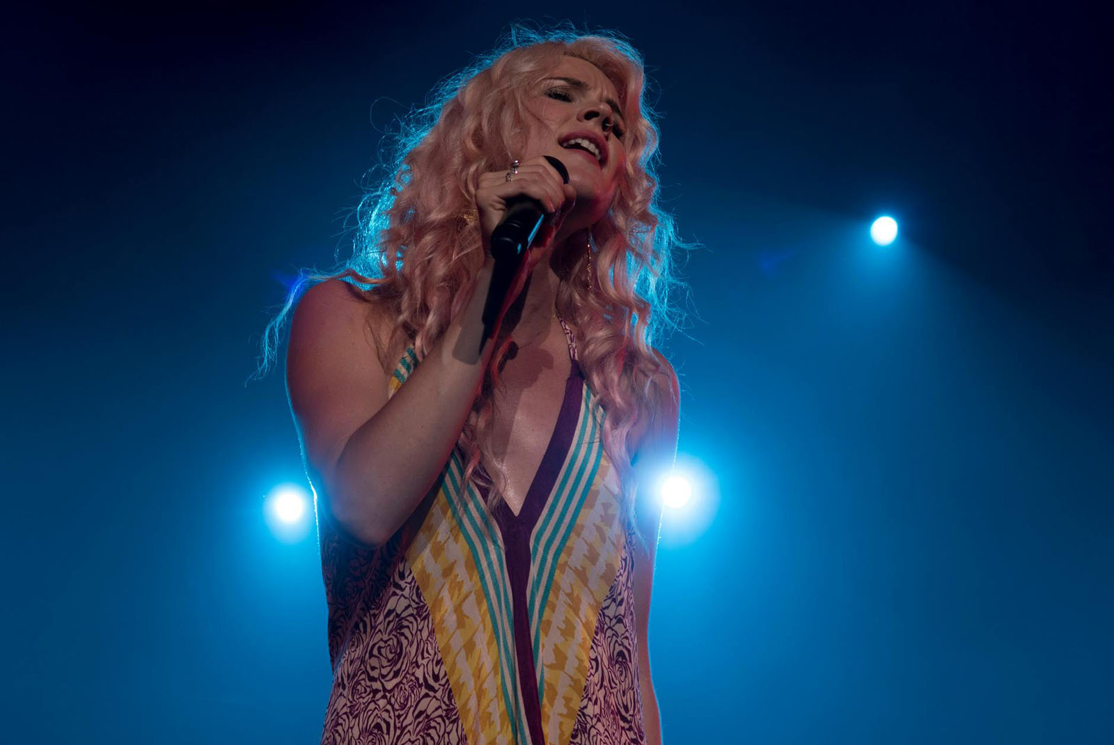 joss stone singing with her eyes closed