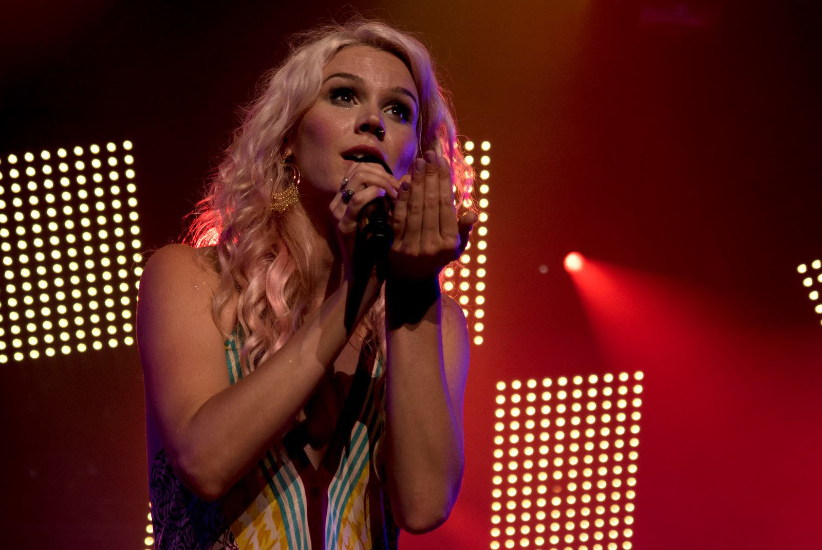 joss stone delivering a message